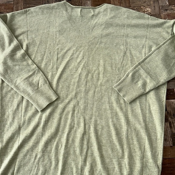 Green Lightweight V Neck Sweater by Ivy & Leo NWT - Picture 10 of 11